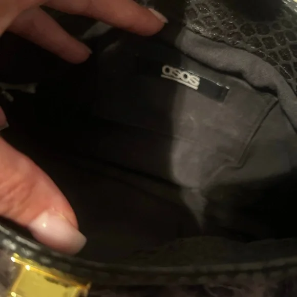 Elegant Feathered Clutch in Gray and Black - Picture 3 of 5